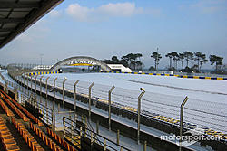 lemans-january-special-events-2009-le-mans-circuit-covered-with-snow.jpg